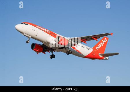 Easy Jet A320 Start, Symbolbild, EuroAirport Basel Mulhouse, Schweiz, Frankreich, Kennzeichen HB-JZR, Airbus 320-214, Passagiere, Reisen, Urlaub, Fluggesellschaft, Fliegen, Fliegen, Geschäftsflüge, Flugverkehr, Verbindung, International, Geschäftsflugzeug, Flugzeug, Abheben, easyJet Basel EuroAirport Basel Mulhouse F Baden-Württemberg Frankreich *** Easy Jet A320 Take-off, symbolisches Bild, EuroAirport Basel Mulhouse, Schweiz, Frankreich, Kennzeichen HB JZR, Airbus 320 214, Passagiere, Reise, Urlaub, Fluggesellschaft, Fliegen, Fliegen, Geschäftsflüge, Flugverkehr, Verbindung, international, Business Aircraf Stockfoto