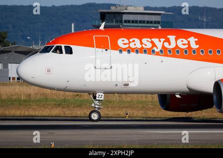 Easy Jet A320 Landung, Symbolbild, EuroAirport Basel Mulhouse, Schweiz, Frankreich, Kennzeichen HB-JZZ, Airbus 320-214, Bugsektion mit Cockpit, Passagiere, Reisen, Urlaub, Fliegen, Geschäftsflüge, Flugverkehr, Verbindung, International, Geschäftsflugzeug, Flugzeug, Startbahn, Ladebahn, easyJet Basel EuroAirport Basel Mulhouse F Baden-Württemberg Frankreich *** Easy Jet A320 Landung, symbolisches Bild, EuroAirport Basel Mulhouse, Schweiz, Frankreich, Nummernschild HB JZZ, Airbus 320 214, Nasenpartie mit Cockpit, Passagiere, Reise, Urlaub, Fliegen, Geschäftsflüge, Flugverkehr, Verbindung, in Stockfoto