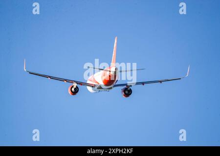 Easy Jet A320 Start, Symbolbild, EuroAirport Basel Mulhouse, Schweiz, Frankreich, Kennzeichen HB-JXQ, Airbus 320-214, Passagiere, Reisen, Urlaub, Fliegen, Geschäftsflüge, Flugverkehr, Verbindung, international, Geschäftsflugzeug, Flugzeug, abheben, EasyJet Basel EuroAirport Basel Mulhouse F Baden-Württemberg Frankreich *** Easy Jet A320 take-off, symbolisches Bild, EuroAirport Basel Mulhouse, Schweiz, Frankreich, Kennzeichen HB JXQ, Airbus 320 214, Passagiere, Reise, Urlaub, fliegen, Geschäftsflüge, Flugverkehr, Anschlussflüge, international, Geschäftsflugzeuge, Flugzeuge, Start, EasyJet Base Stockfoto