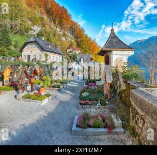Atemberaubende Aussicht auf das berühmte Hallstätter Bergdorf mit Hallstatter See. Alter Friedhof. Lage: Hallstatt, Salzkammergut, Österreich, Alpen. Eur Stockfoto