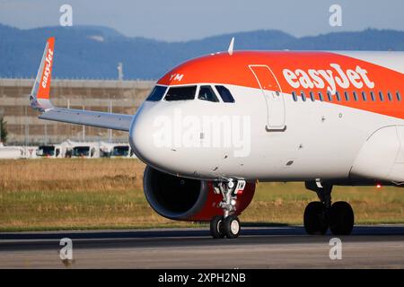 Easy Jet A319 Landung, Symbolbild, EuroAirport Basel Mulhouse, Schweiz, Frankreich, Kennzeichen HB-JYM, Airbus 319-111, Bugsektion mit Cockpit, Flügelspitze, Passagiere, Reisen, Urlaub, Fliegen, Geschäftsflüge, Flugverkehr, Verbindung, International, Flugzeug, Startbahn, Ladebahn, easyJet Basel EuroAirport Basel Mulhouse F Baden-Württemberg Frankreich *** Easy Jet A319 Landung, symbolisches Bild, EuroAirport Basel Mulhouse, Schweiz, Frankreich, Nummernschild HB JYM, Airbus 319 111, Nase mit Cockpit, Flügelspitze, Passagiere, Reise, Urlaub, fliegen, Geschäftsflüge, Flugverkehr, Verbindung Stockfoto