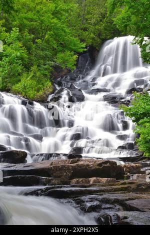 Waber Falls im Canada Park La Mauricie, Quebec, Kanada. Lange Belichtung. Stockfoto