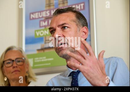 Pressekonferenz zur Eroeffnung der Garnisonkirche Potsdam, vlnr.: Beatrix Fricke, Pressesprecherin der Garnisonkirche Peter Leinemann aus dem Vorstand der Stiftung Garnisonkirche Foto vom 06.08.2024. Der neue Potsdamer Garnisonkirchturm wird am 22. August nach fast sieben Jahre Bauzeit feierlich eroeffnet. Die Bauarbeiten für den derzeit knapp 60 Meter hoher Kirchturm laufen seit Herbst 2017. Nach der Eroeffnung soll noch rund 30 Meter hohe Turmhaube errichtet werden. Die vollstaendige Fertigstellung des Bauwerks wird nach aktuellem Stand 2026 erwartet. Die evangelische Kirche will den T Stockfoto