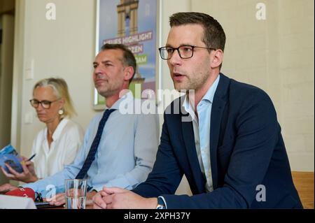 Pressekonferenz zur Eroeffnung der Garnisonkirche Potsdam, vlnr.: Beatrix Fricke, Pressesprecherin der Garnisonkirche, Peter Leinemann aus dem Vorstand der Stiftung Garnisonkirche und der Friedensbeauftragte der Landeskirche und Programmvorstand der Stiftung, Pfarrer Dr. Jan Kingreen Foto vom 06.08.2024. Der neue Potsdamer Garnisonkirchturm wird am 22. August nach fast sieben Jahre Bauzeit feierlich eroeffnet. Die Bauarbeiten für den derzeit knapp 60 Meter hoher Kirchturm laufen seit Herbst 2017. Nach der Eroeffnung soll noch rund 30 Meter hohe Turmhaube errichtet werden. Die vollstaendi Stockfoto