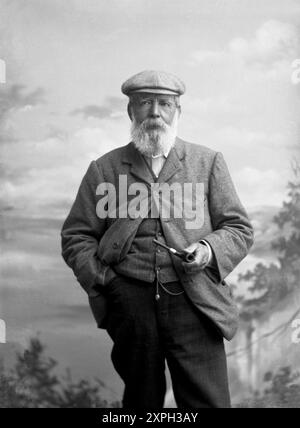 Porträt des alten Tom Morris in Tweedjacke, Weste mit Uhrenkette und flacher Kappe, Hand in Tasche und Halteröhre - Foto von John Fairweather, St. Andrews Stockfoto