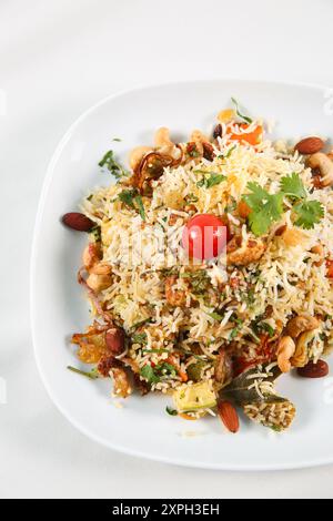 Arabischer veganer Biryani-Reis (Gemüse Biryani). Indischer Basmatireis, Currygemüse und Gewürze. Indische Küche. Stockfoto