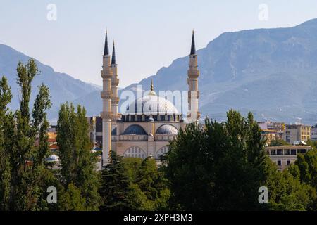 Die große Moschee von Tirana oder Namazgah Moschee wird derzeit gebaut und nach ihrer Fertigstellung wird sie die größte Moschee auf dem Balkan sein. Stockfoto