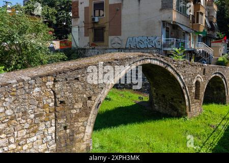 Die Tanners' Bridge ist eine Steinbrücke aus der osmanischen Zeit des 18. Jahrhunderts in Tirana, Albanien. Die Brücke, gebaut in der Nähe der Tanners' Moschee Stockfoto