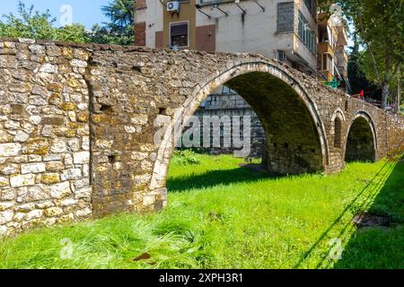 Die Tanners' Bridge ist eine Steinbrücke aus der osmanischen Zeit des 18. Jahrhunderts in Tirana, Albanien. Die Brücke, gebaut in der Nähe der Tanners' Moschee Stockfoto