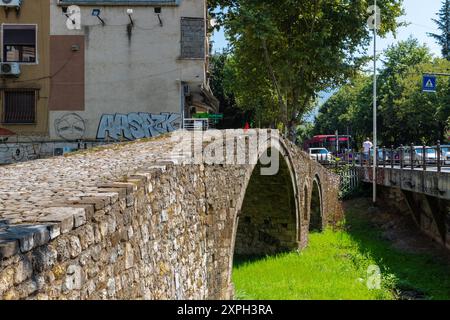 Die Tanners' Bridge ist eine Steinbrücke aus der osmanischen Zeit des 18. Jahrhunderts in Tirana, Albanien. Die Brücke, gebaut in der Nähe der Tanners' Moschee Stockfoto