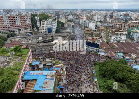 Chittagong, Chattogram, Bangladesch. August 2024. Menschen aus allen Gesellschaftsschichten, darunter Tausende von Studenten, nahmen an fröhlichen Prozessionen im ganzen Land Teil, bei denen Scheich Hasinas Rücktritt aus dem Amt des Premierministers und ihre Abreise aus dem Land am Montag gefeiert wurde. Bangladeschs Premierminister Scheich Hasina ist zurückgetreten und ist angesichts der anhaltenden Proteste aus dem Land geflohen. Tausende von Menschen sind auf die Straßen von Bangladesch gegangen, als Premierminister Scheich Hasina nach wochenlangen tödlichen Protesten gegen die Regierung zurücktrat. (Kreditbild: © Md. Zakir Hossain/ Stockfoto