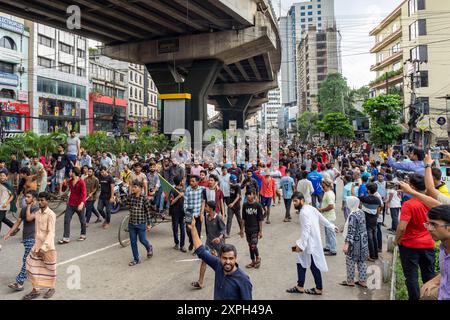 Chittagong, Chattogram, Bangladesch. August 2024. Menschen aus allen Gesellschaftsschichten, darunter Tausende von Studenten, nahmen an fröhlichen Prozessionen im ganzen Land Teil, bei denen Scheich Hasinas Rücktritt aus dem Amt des Premierministers und ihre Abreise aus dem Land am Montag gefeiert wurde. Bangladeschs Premierminister Scheich Hasina ist zurückgetreten und ist angesichts der anhaltenden Proteste aus dem Land geflohen. Tausende von Menschen sind auf die Straßen von Bangladesch gegangen, als Premierminister Scheich Hasina nach wochenlangen tödlichen Protesten gegen die Regierung zurücktrat. (Kreditbild: © Md. Zakir Hossain/ Stockfoto