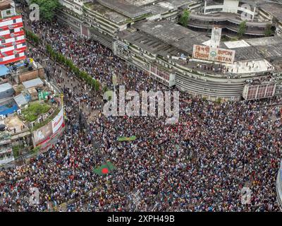 Chittagong, Chattogram, Bangladesch. August 2024. Menschen aus allen Gesellschaftsschichten, darunter Tausende von Studenten, nahmen an fröhlichen Prozessionen im ganzen Land Teil, bei denen Scheich Hasinas Rücktritt aus dem Amt des Premierministers und ihre Abreise aus dem Land am Montag gefeiert wurde. Bangladeschs Premierminister Scheich Hasina ist zurückgetreten und ist angesichts der anhaltenden Proteste aus dem Land geflohen. Tausende von Menschen sind auf die Straßen von Bangladesch gegangen, als Premierminister Scheich Hasina nach wochenlangen tödlichen Protesten gegen die Regierung zurücktrat. (Kreditbild: © Md. Zakir Hossain/ Stockfoto