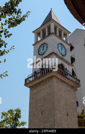 Der Uhrenturm von Tirana wurde 1822 von et'hem bey Mollaj, einem Bejtexhinj-Dichter, erbaut, der auch die et'hem Bey Moschee direkt neben dem Turm fertigstellte Stockfoto