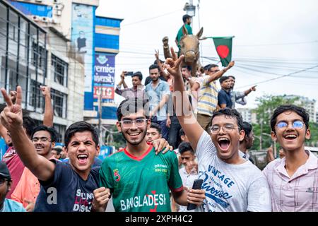 Chittagong, Chattogram, Bangladesch. August 2024. Menschen aus allen Gesellschaftsschichten, darunter Tausende von Studenten, nahmen an fröhlichen Prozessionen im ganzen Land Teil, bei denen Scheich Hasinas Rücktritt aus dem Amt des Premierministers und ihre Abreise aus dem Land am Montag gefeiert wurde. Bangladeschs Premierminister Scheich Hasina ist zurückgetreten und ist angesichts der anhaltenden Proteste aus dem Land geflohen. Tausende von Menschen sind auf die Straßen von Bangladesch gegangen, als Premierminister Scheich Hasina nach wochenlangen tödlichen Protesten gegen die Regierung zurücktrat. (Kreditbild: © Md. Zakir Hossain/ Stockfoto