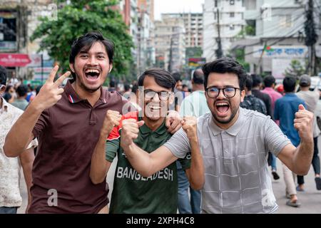 Chittagong, Chattogram, Bangladesch. August 2024. Menschen aus allen Gesellschaftsschichten, darunter Tausende von Studenten, nahmen an fröhlichen Prozessionen im ganzen Land Teil, bei denen Scheich Hasinas Rücktritt aus dem Amt des Premierministers und ihre Abreise aus dem Land am Montag gefeiert wurde. Bangladeschs Premierminister Scheich Hasina ist zurückgetreten und ist angesichts der anhaltenden Proteste aus dem Land geflohen. Tausende von Menschen sind auf die Straßen von Bangladesch gegangen, als Premierminister Scheich Hasina nach wochenlangen tödlichen Protesten gegen die Regierung zurücktrat. (Kreditbild: © Md. Zakir Hossain/ Stockfoto