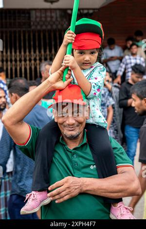 Chittagong, Chattogram, Bangladesch. August 2024. Menschen aus allen Gesellschaftsschichten, darunter Tausende von Studenten, nahmen an fröhlichen Prozessionen im ganzen Land Teil, bei denen Scheich Hasinas Rücktritt aus dem Amt des Premierministers und ihre Abreise aus dem Land am Montag gefeiert wurde. Bangladeschs Premierminister Scheich Hasina ist zurückgetreten und ist angesichts der anhaltenden Proteste aus dem Land geflohen. Tausende von Menschen sind auf die Straßen von Bangladesch gegangen, als Premierminister Scheich Hasina nach wochenlangen tödlichen Protesten gegen die Regierung zurücktrat. (Kreditbild: © Md. Zakir Hossain/ Stockfoto