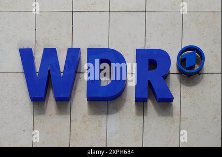 Köln - 05. August 2024: WDR-Logo auf der Gebäudefassade WDR ist ein Rundfunk- und Rundfunksender in Köln. Stockfoto