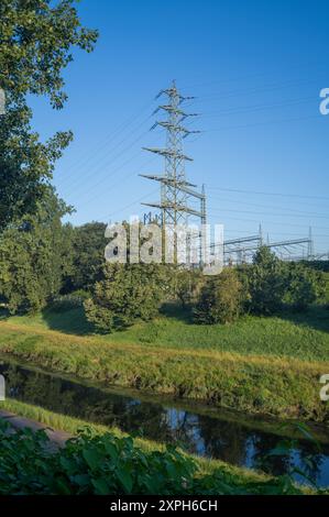 Hochspannungsmasten mit Kanalisation auf dem Land Stockfoto