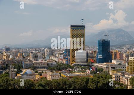 Blick auf die Hauptstadt Tirana mit ihren farbenfrohen Vororten und den Kontrast zu modernen Wolkenkratzern in der Innenstadt Stockfoto