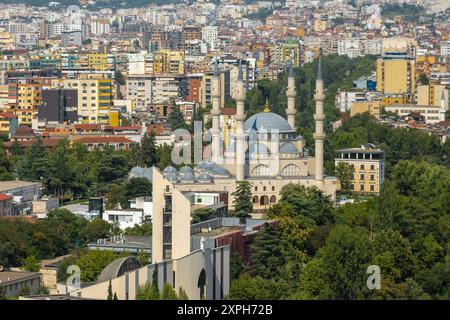 Die große Moschee von Tirana oder Namazgah Moschee wird derzeit gebaut und nach ihrer Fertigstellung wird sie die größte Moschee auf dem Balkan sein. Stockfoto