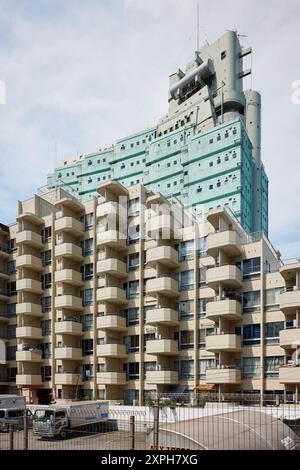 New Sky Building No. 3 (Gunkan Building), entworfen von Watanabe Yoji, 1972; Tokio, Japan Stockfoto