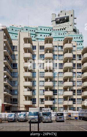 New Sky Building No. 3 (Gunkan Building), entworfen von Watanabe Yoji, 1972; Tokio, Japan Stockfoto