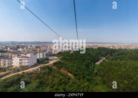 Der Berg Dajti mit Blick auf die Stadt Tirana ist einer der am besten mit der Seilbahn zugänglichen Berge Albaniens. Mit einer Höhe von 1.613 Metern Stockfoto