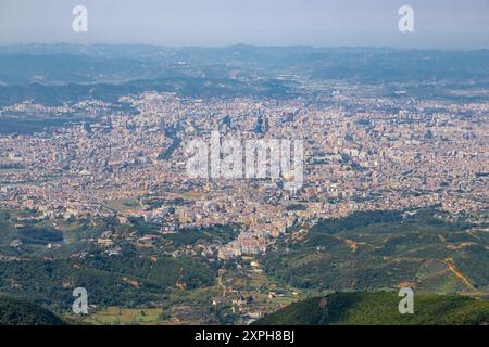 Blick über die Hauptstadt Tirana. Vom Berg Dajti aus gesehen, dem höchsten Berg in der Nähe der Stadt mit einer Höhe von 1613 Metern und zugänglich mit Stockfoto