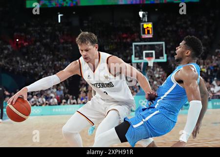 Paris, Frankreich. August 2024. Moritz Wagner (13) aus Deutschland trifft Georgios Papagiannis (14) aus Griechenland beim Viertelfinale der Olympischen Spiele 2024 in Paris in der Bercey Arena in Paris, Frankreich am Dienstag, den 6. August 2024. Foto: Richard Ellis/UPI Credit: UPI/Alamy Live News Stockfoto