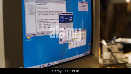 Nahaufnahme Eines Alten Desktop-Computers Auf Dem Schreibtisch Des College Student In Der Retro-Garage Der 90Er Jahre. DATED PC stellt über den Webbrowser eine Verbindung zum frühen Internet her. Entdecken Sie Das World Wide Web, Das Globale Netzwerk. Stockfoto