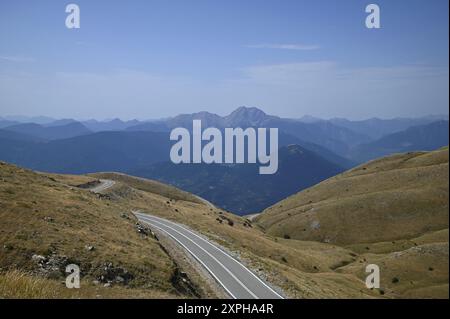 Landschaft mit malerischem Blick auf Velouchi, einen Berg im östlichen Teil von Evrytania, Griechenland. Stockfoto