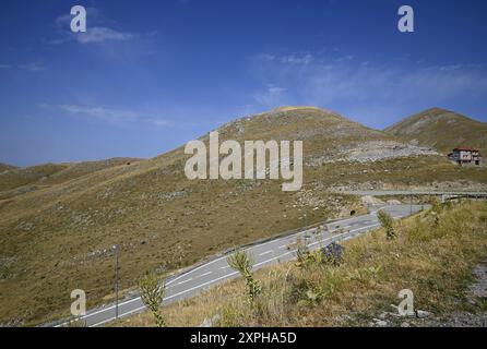 Landschaft mit malerischem Blick auf Velouchi, einen Berg im östlichen Teil von Evrytania, Griechenland. Stockfoto