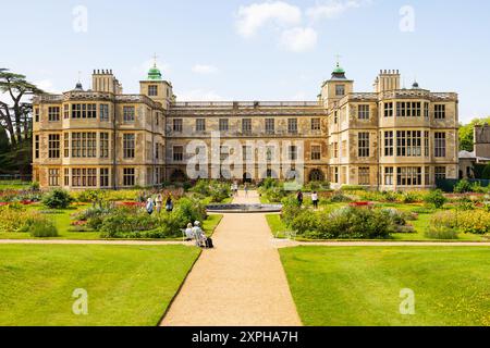 Die Gärten auf der Rückseite des Audley End Country House and Gardens, Saffron Walden, Essex, England Stockfoto