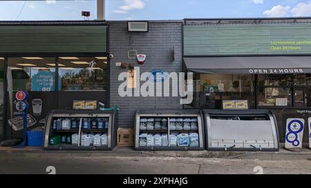 London, Großbritannien. August 2024. Heute steht eine Tankstelle, an der Alfred Hitchcock geboren wurde. Eine blaue Tafel an der Wand erinnert an den Direktor. Quelle: Philip Dethlefs/dpa/Alamy Live News Stockfoto