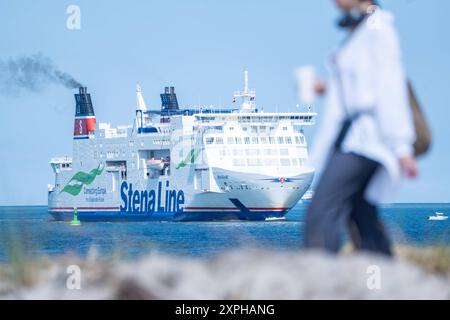 Urlauber am Ostseestrand von Rostock-Warnemünde im August 2024 - Fähre Skane der StenaLine beim Einlaufen in den Hafen von Rostock-WarnemündeStrand von Rostock-Warnemünde im Sommer 2024, Rostock Mecklenburg-Vorpommern Deutschland Warnemünde *** Urlauber am Ostseestrand von Rostock Warnemünde im August 2024 Fähre Skane der StenaLine in den Hafen von Rostock Warnemünde im Sommer 2024 Rostock Warnemünde, Rostock Mecklenburg Vorpommern Deutschland Warnemünde Stockfoto