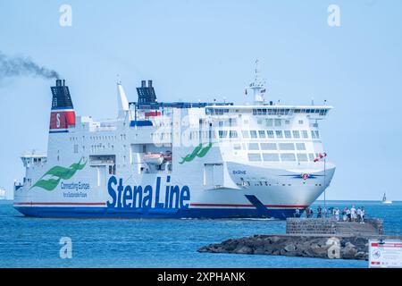 Urlauber am Ostseestrand von Rostock-Warnemünde im August 2024 - Fähre Skane der StenaLine beim Einlaufen in den Hafen von Rostock-WarnemündeStrand von Rostock-Warnemünde im Sommer 2024, Rostock Mecklenburg-Vorpommern Deutschland Warnemünde *** Urlauber am Ostseestrand von Rostock Warnemünde im August 2024 Fähre Skane der StenaLine in den Hafen von Rostock Warnemünde im Sommer 2024 Rostock Warnemünde, Rostock Mecklenburg Vorpommern Deutschland Warnemünde Stockfoto