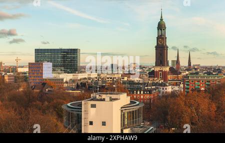 Hamburg, Deutschland - 26. November 2018: Stadtbild mit der Michaeliskirche, umgangssprachlich Michel genannt, ist eine von fünf lutherischen Hauptkirchen Hamburg Stockfoto