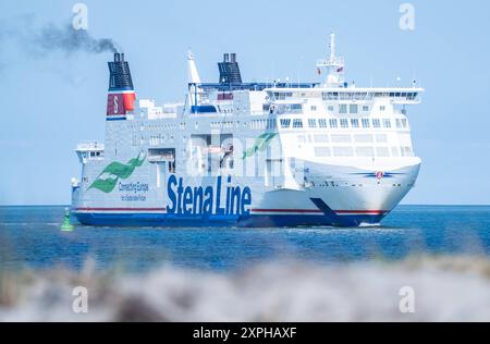 Urlauber am Ostseestrand von Rostock-Warnemünde im August 2024 - Fähre Skane der StenaLine beim Einlaufen in den Hafen von Rostock-WarnemündeStrand von Rostock-Warnemünde im Sommer 2024, Rostock Mecklenburg-Vorpommern Deutschland Warnemünde *** Urlauber am Ostseestrand von Rostock Warnemünde im August 2024 Fähre Skane der StenaLine in den Hafen von Rostock Warnemünde im Sommer 2024 Rostock Warnemünde, Rostock Mecklenburg Vorpommern Deutschland Warnemünde Stockfoto