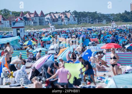 Urlauber am Ostseestrand von Rostock-Warnemünde im August 2024Strand von Rostock-Warnemünde im Sommer 2024, Rostock Mecklenburg-Vorpommern Deutschland Warnemünde *** Urlauber am Ostseestrand von Rostock Warnemünde im August 2024 Strand von Rostock Warnemünde im Sommer 2024, Rostock Mecklenburg-Vorpommern Deutschland Warnemünde Stockfoto