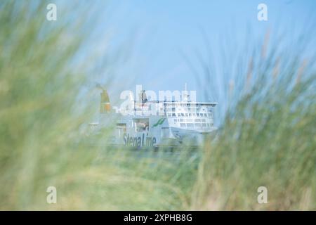 Urlauber am Ostseestrand von Rostock-Warnemünde im August 2024 - Fähre Skane der StenaLine beim Einlaufen in den Hafen von Rostock-WarnemündeStrand von Rostock-Warnemünde im Sommer 2024, Rostock Mecklenburg-Vorpommern Deutschland Warnemünde *** Urlauber am Ostseestrand von Rostock Warnemünde im August 2024 Fähre Skane der StenaLine in den Hafen von Rostock Warnemünde im Sommer 2024 Rostock Warnemünde, Rostock Mecklenburg Vorpommern Deutschland Warnemünde Stockfoto