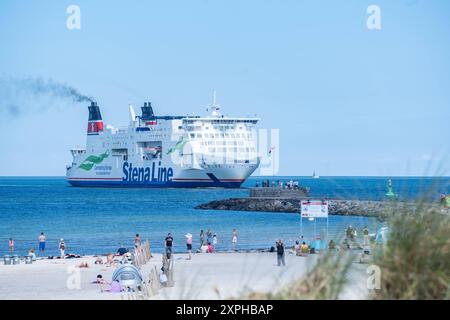 Urlauber am Ostseestrand von Rostock-Warnemünde im August 2024 - Fähre Skane der StenaLine beim Einlaufen in den Hafen von Rostock-WarnemündeStrand von Rostock-Warnemünde im Sommer 2024, Rostock Mecklenburg-Vorpommern Deutschland Warnemünde *** Urlauber am Ostseestrand von Rostock Warnemünde im August 2024 Fähre Skane der StenaLine in den Hafen von Rostock Warnemünde im Sommer 2024 Rostock Warnemünde, Rostock Mecklenburg Vorpommern Deutschland Warnemünde Stockfoto