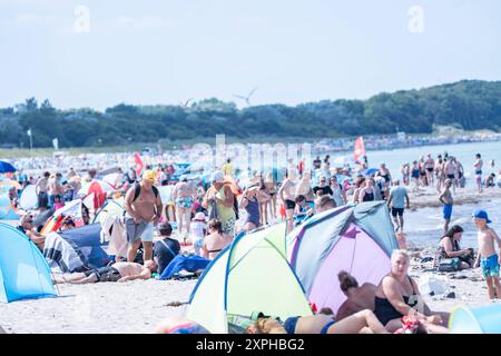 Urlauber am Ostseestrand von Rostock-Warnemünde im August 2024Strand von Rostock-Warnemünde im Sommer 2024, Rostock Mecklenburg-Vorpommern Deutschland Warnemünde *** Urlauber am Ostseestrand von Rostock Warnemünde im August 2024 Strand von Rostock Warnemünde im Sommer 2024, Rostock Mecklenburg-Vorpommern Deutschland Warnemünde Stockfoto