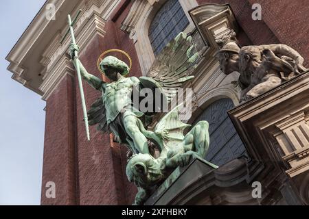Hamburg - 30. November 2018: Skulpturen am Eingang der St. Michael Kirche, umgangssprachlich Michel genannt Stockfoto