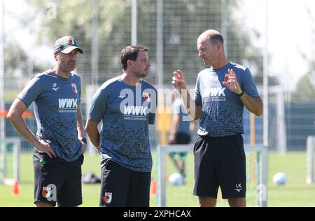 Der FC Augsburg komplettiert sein Trainerteam mit dem neuen Co.-Trainer Imre Szabics (Mitte), mit Jacob Friis (Co.-Trainer FC Augsburg, li.) und Jess Thorup (Trainer FC Augsburg,), Imre Szabics war Spieler beim FC Augsburg von 2007-2010; FC Augsburg, Training, Stockfoto