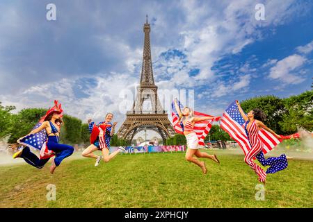 Patriotische amerikanische Frauen springen und jubeln bei den Olympischen Spielen 2024 in Paris, Eiffelturm Stadium, Paris, Frankreich, Europa Stockfoto