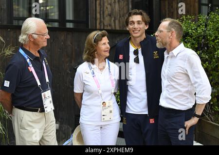 Paris, Frankreich. August 2024. PARIS, FRANKREICH 20240806Armand Duplantis wird von König Carl Gustaf, Königin Silvia und Sportminister Jakob Forssmed in der Sweden Arena gefeiert, nachdem er während der Olympischen Sommerspiele in Paris Gold gewonnen und einen Weltrekord im Stabhochsprung aufgestellt hatte. Foto: Jessica Gow/TT/Code 10070 Credit: TT News Agency/Alamy Live News Stockfoto