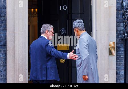 London, Großbritannien. August 2024. London, UK 6 Aug 2024 Premierminister des Vereinigten Königreichs, Sir Keir Starmer, begrüßt den Sultan von Oman, Haitham bin Tariq Al Said, in Downing Street 10 zu Gesprächen. Quelle: Mark Thomas/Alamy Live News Stockfoto