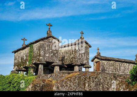 Blick auf den kommunitären Kornkammern, genannt Spalieren, in das Dorf Soajo, Nationalpark Peneda, Nordportugal Stockfoto