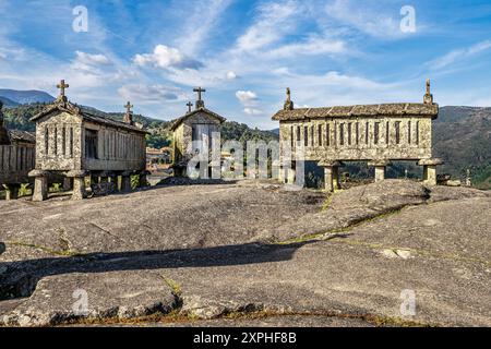 Blick auf den kommunitären Kornkammern, genannt Spalieren, in das Dorf Soajo, Nationalpark Peneda, Nordportugal Stockfoto